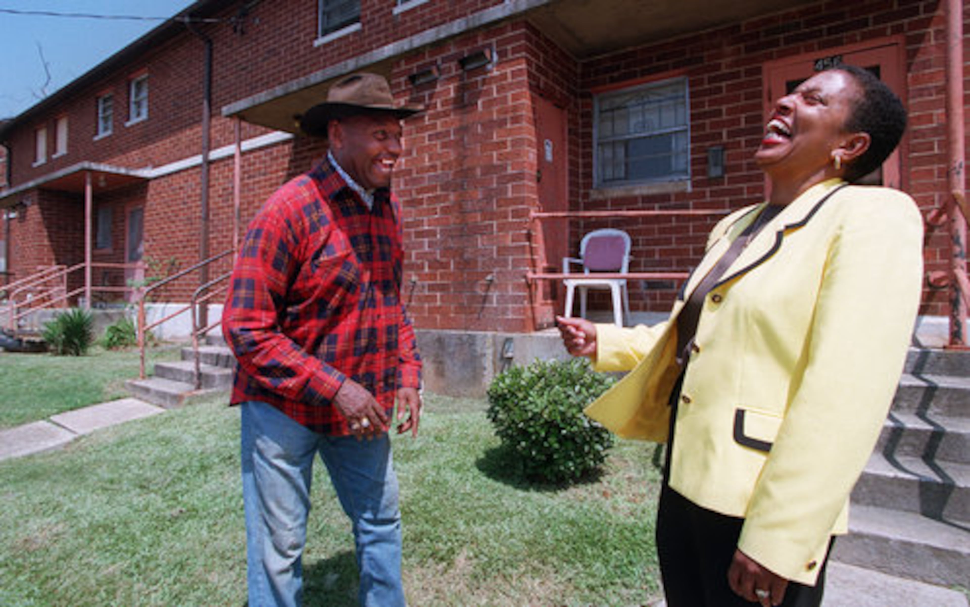 In 1998, Renee Lewis Glover, executive director of the Atlanta Housing Authority, talked to 35-year resident Clarence Price of Carver Homes, which no longer exists. (AJC/File)