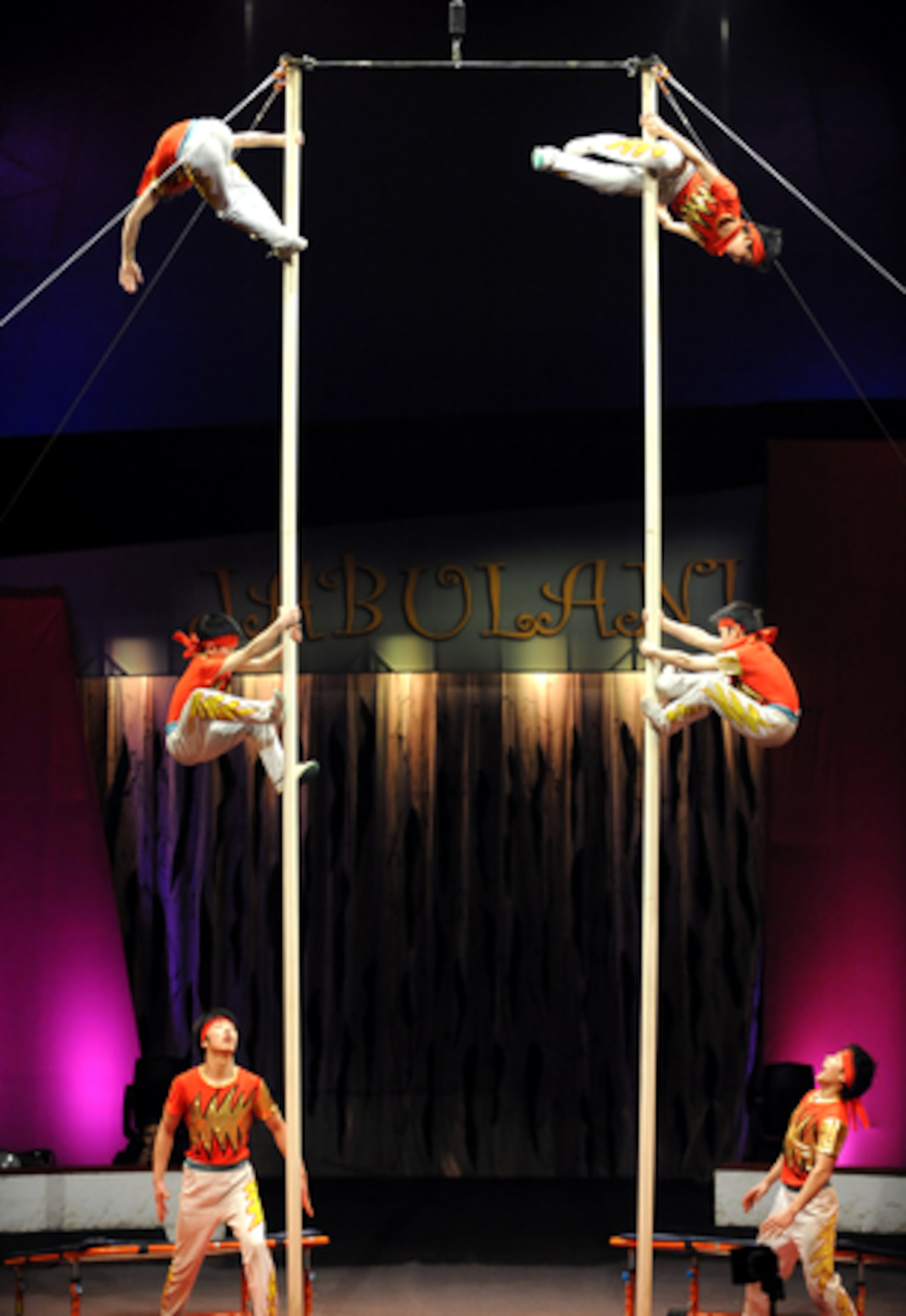 Los artistas de Beijing llevan su actuación a grandes alturas durante China Soul Acrobat. (Hyosub Shin/AJC)