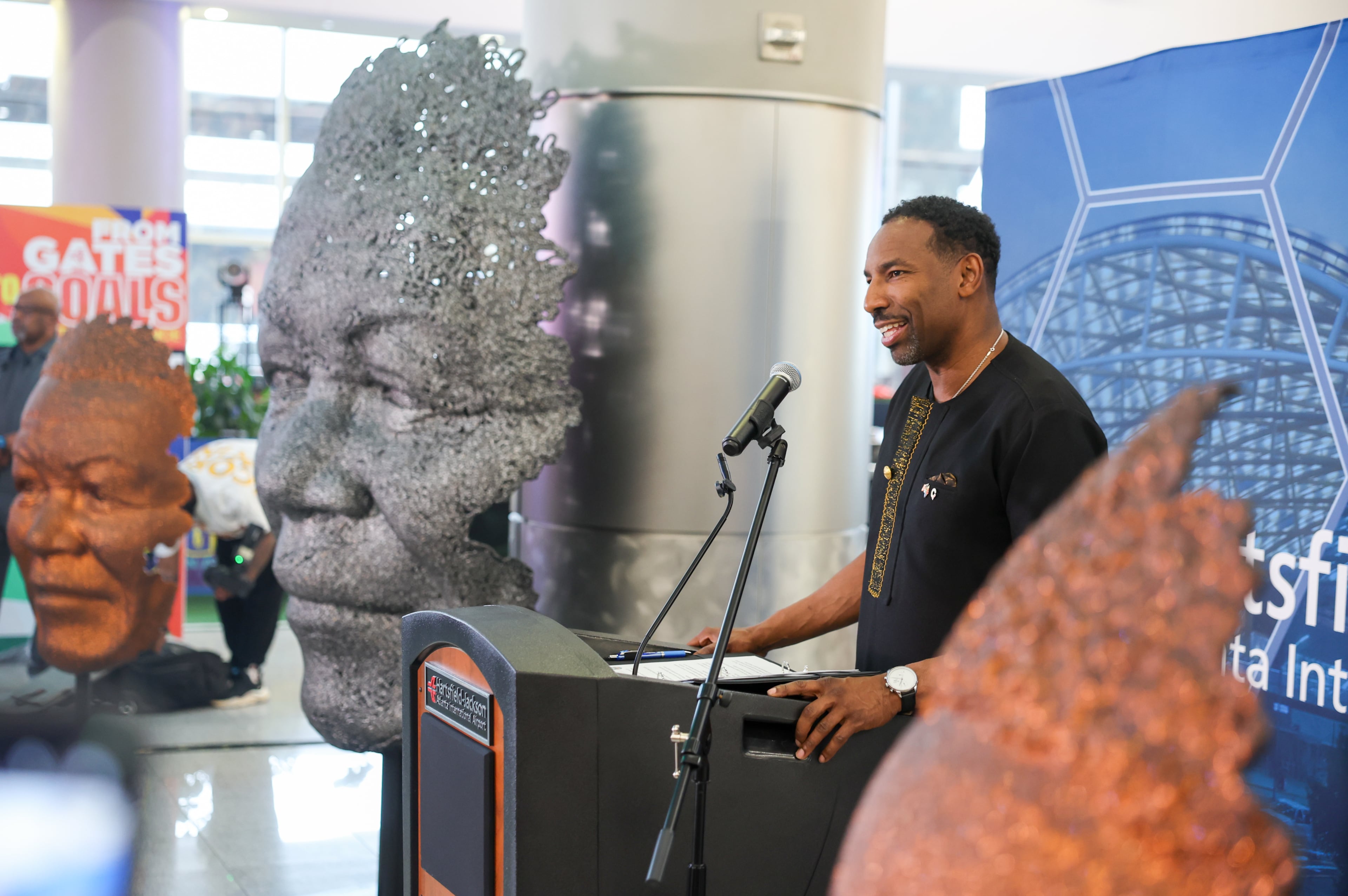 Mayor Dickens unveils Nelson Mandela Statue at the ATL International Airport