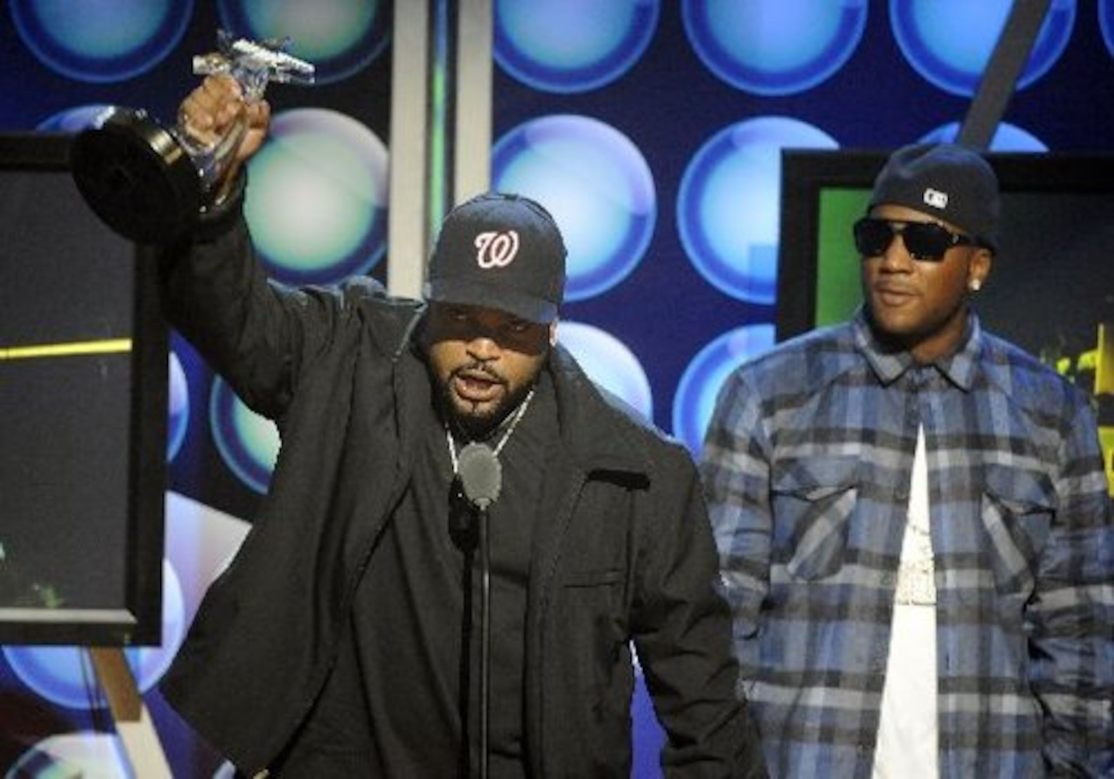 Ice Cube receives the "I Am Hip-Hop" Icon Award at the BET Hip Hop Awards in 2009 in Atlanta. (Hyosub Shin/AJC 2009)