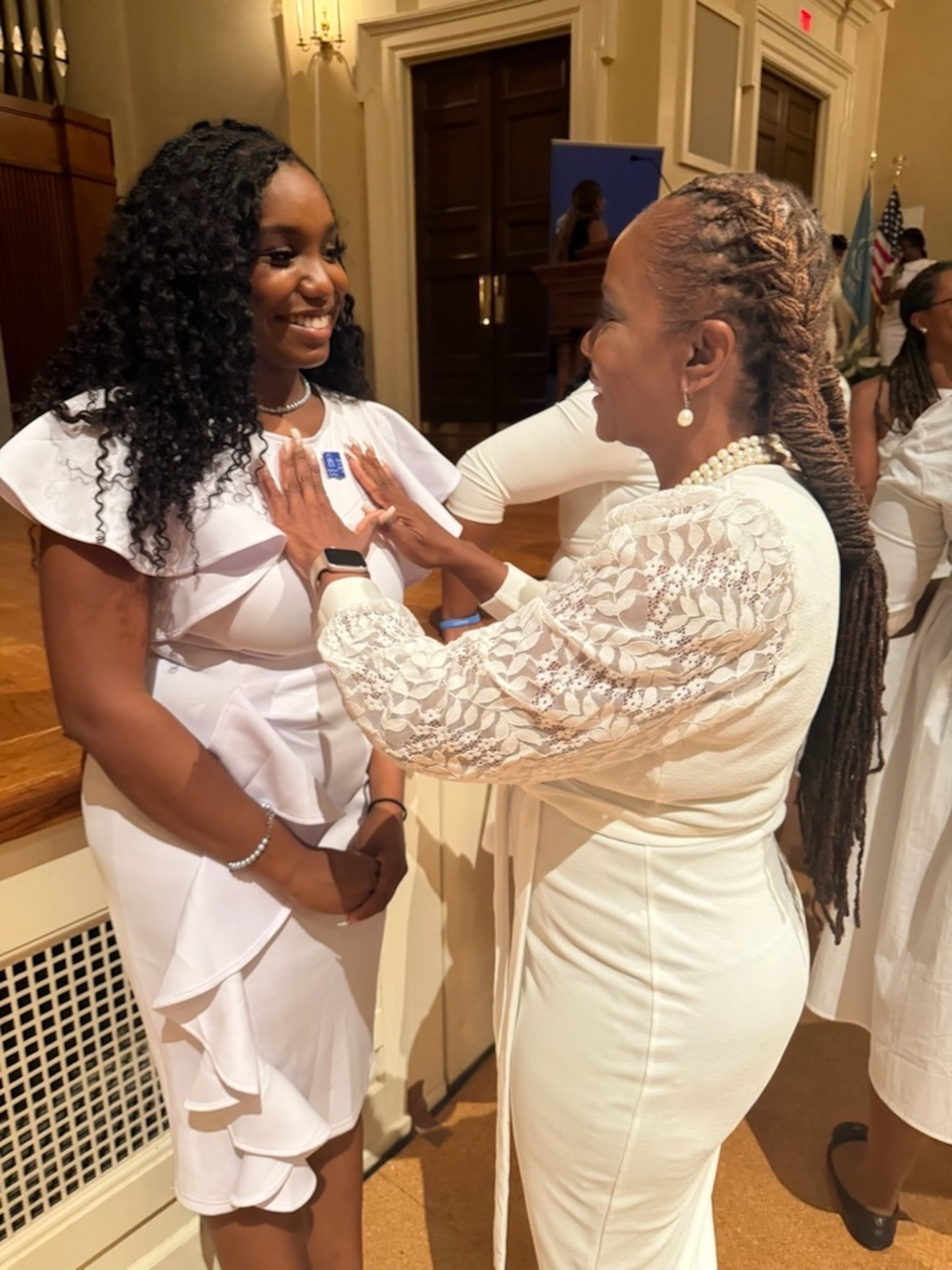 Incoming Spelman College student Brooke Spiva is pinned by her mother and Spelman alumna, Yolanda Watson Spiva) at the Spelman College Alumnae Pinning Ceremony on Aug. 16, 2026. (Courtesy of Shaunté Parker)