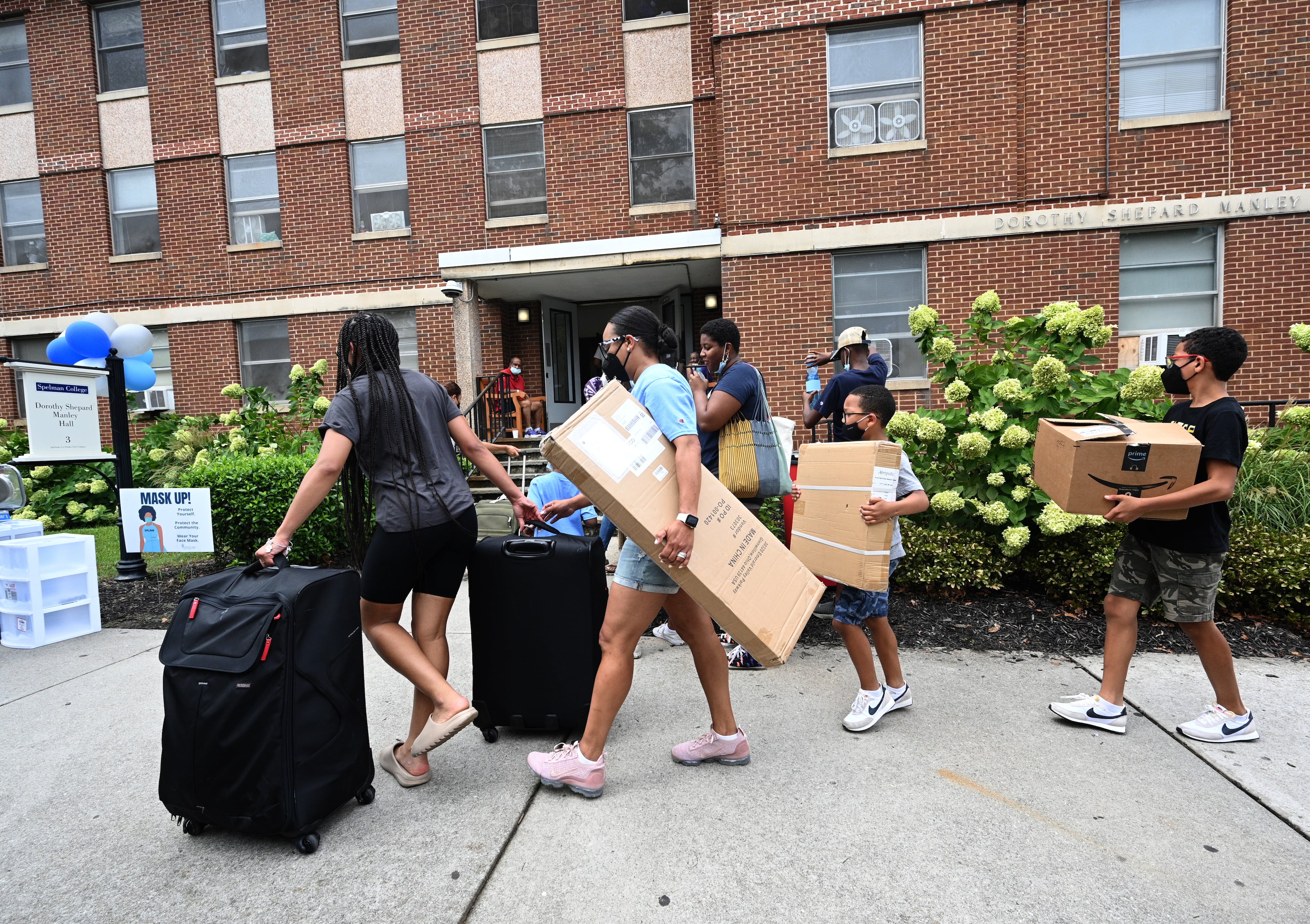 Incoming students and family members move items into Dorothy Shepard Manley Hall, one of dorms for freshman students, at Spelman College on Wednesday, August 10, 2022. (Hyosub Shin/AJC)