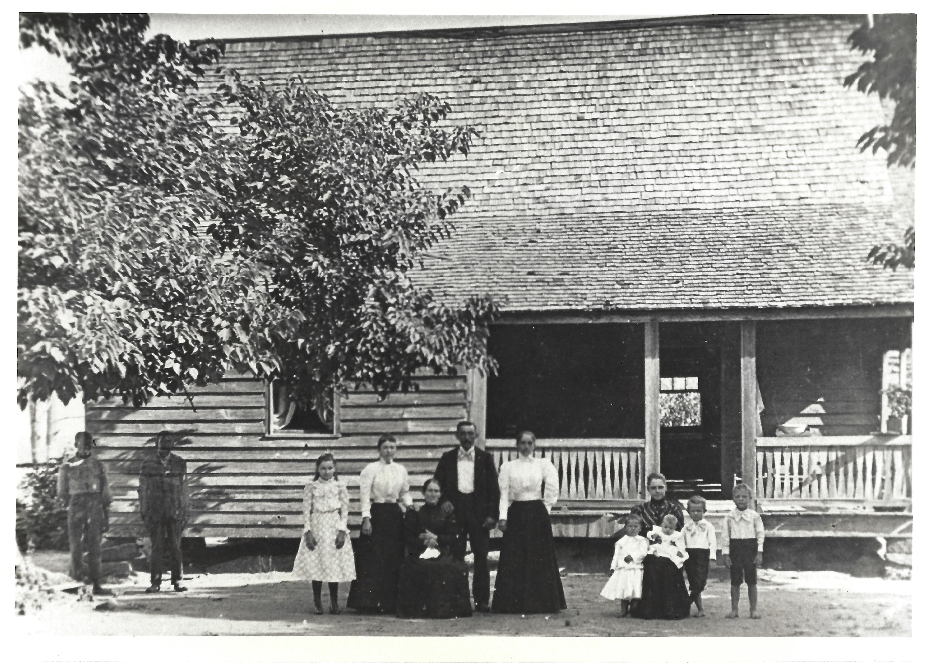 Jarrell Plantation: 1847 House c. 1900 LtoR Henry & Wiley Greer, Nola Ray Jackson, Annie, Chapman, Nancy Ann, Mattie and Mamie Jarrell. (Courtesy of Jarrell Plantation)